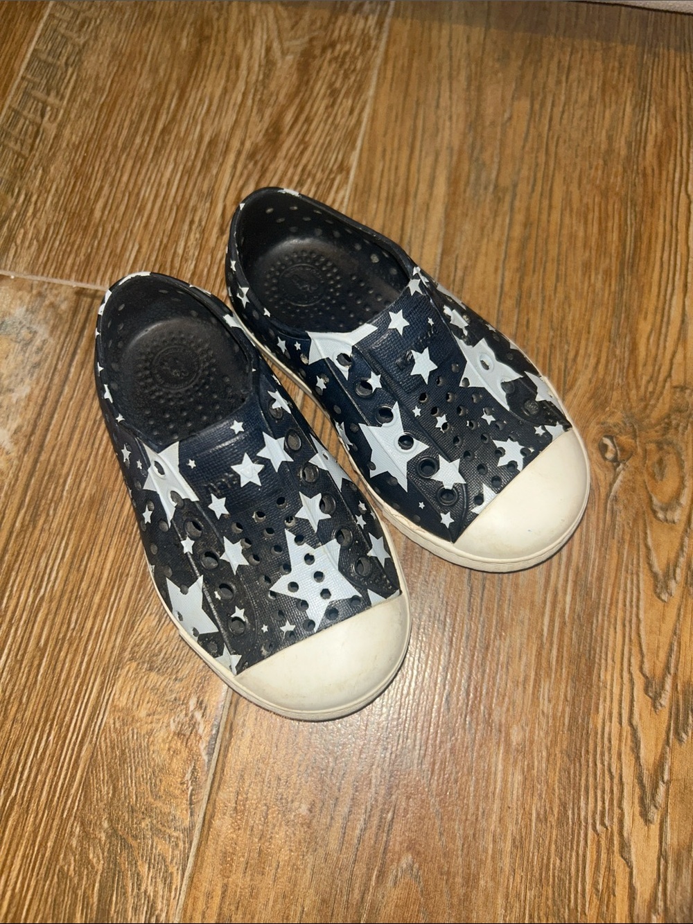 Native Kids Star-Print Slip-On Water Shoes - Black & White